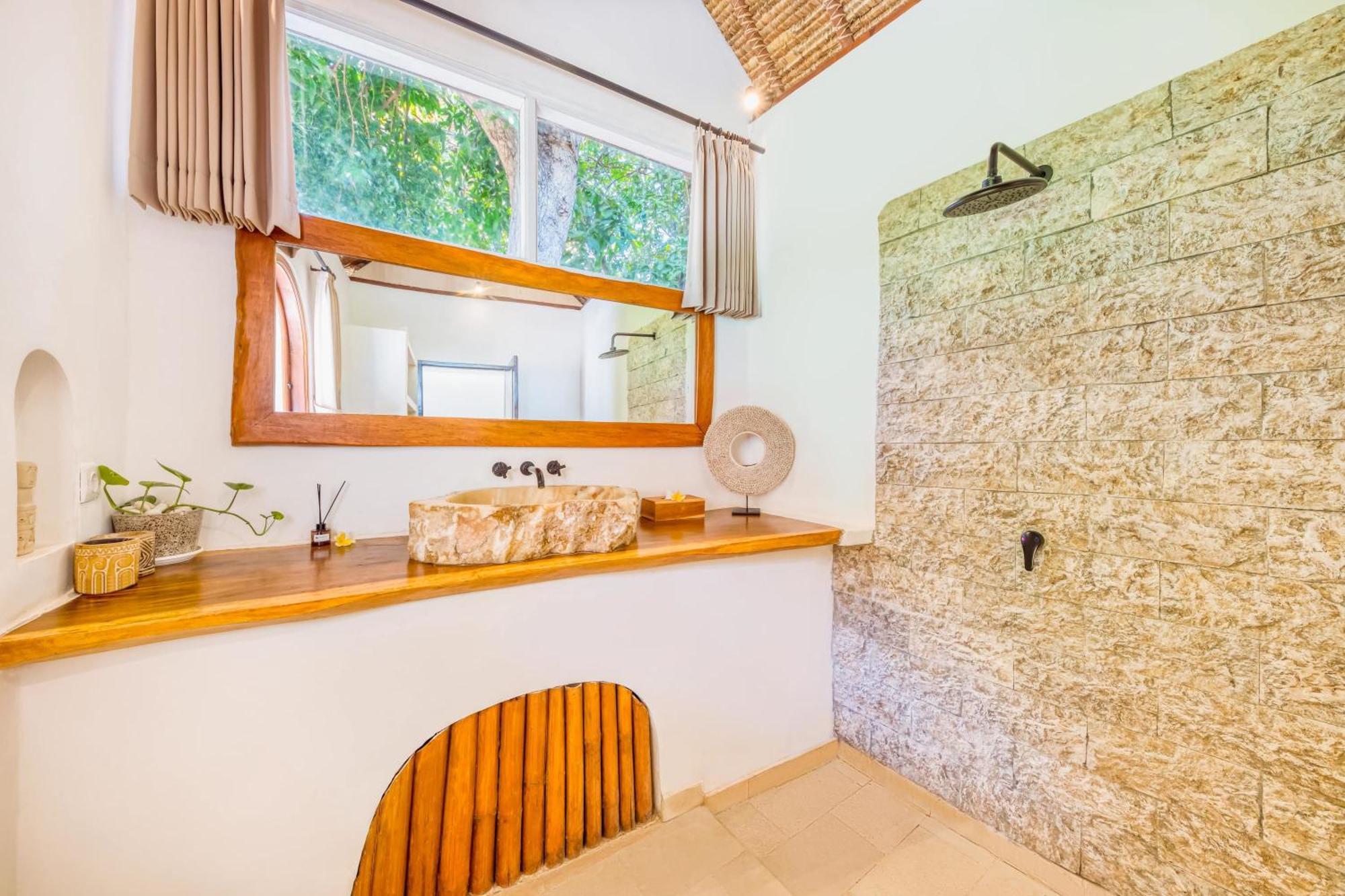 Barcelona - Private 5 Bdr In Seminyak, Location, Large Pool & Garden Villa